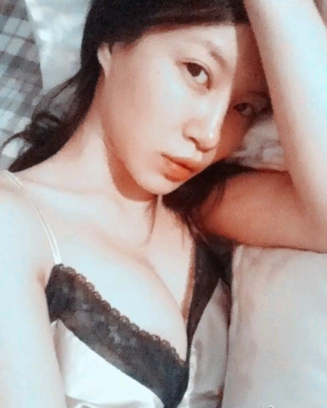 女優觀月雛乃睡前展豪乳